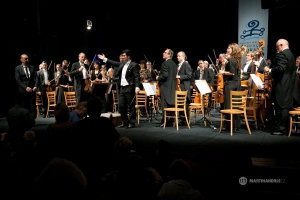 8978